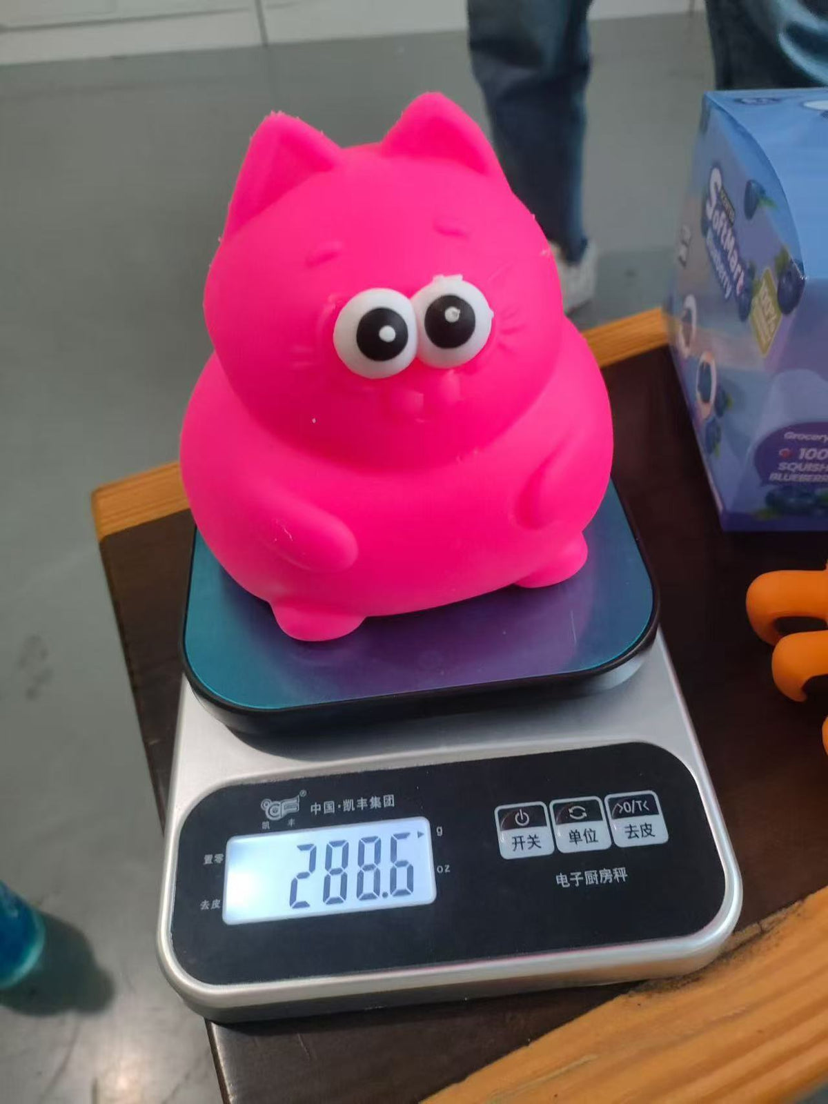 Giant TPR Realistic Squishy Toy - Large-Eyed Cat