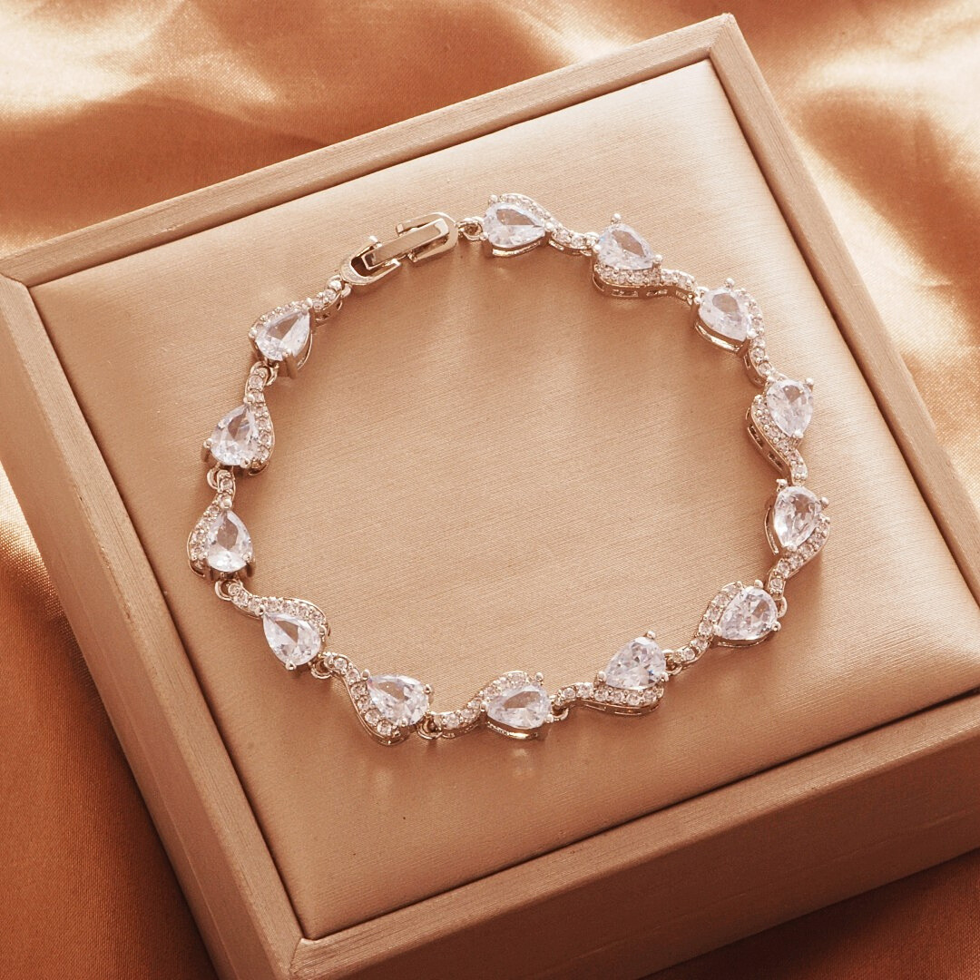 Silver Tone bracelet, style TSL022, with continuous teardrop halo links and a clasp.